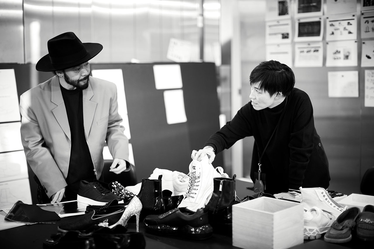 ジミー チュウが小木“Poggy”基史をキュレーターに迎えてエリック・ヘイズとのコラボコレクションを発表 collaboration collectible art form bearbrick japan japanese footwear 
